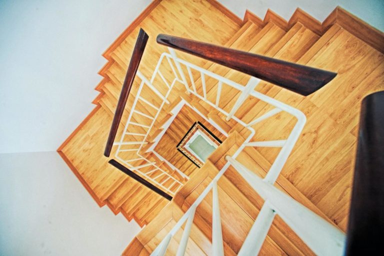 Jak zaaranżować klatkę schodową w naszym domu?